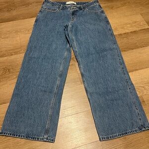 HollisTER Low rise baggie 30 like new.  Only worn a couple of times.